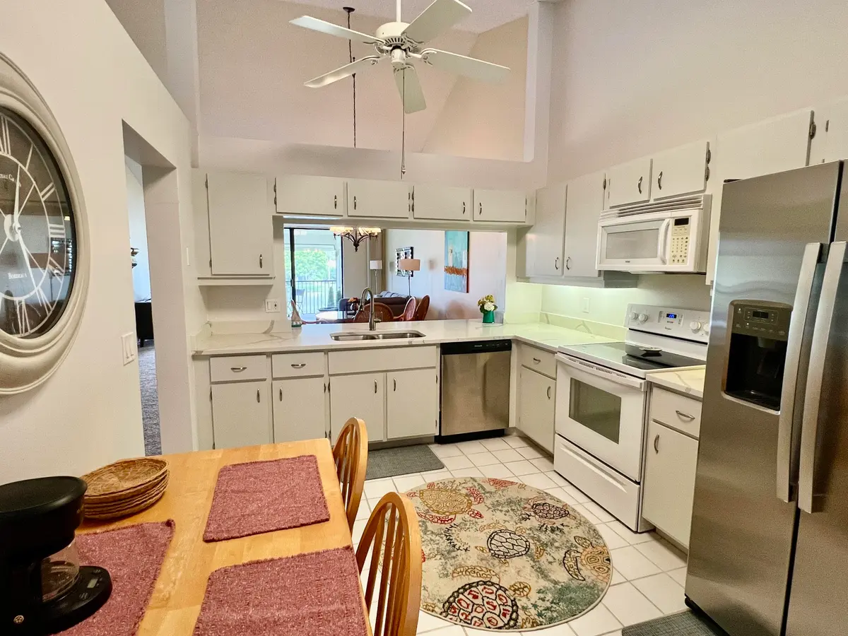 Attractive big kitchen at 6944 BRIARLAKE Circle 201, Palm Beach Gardens