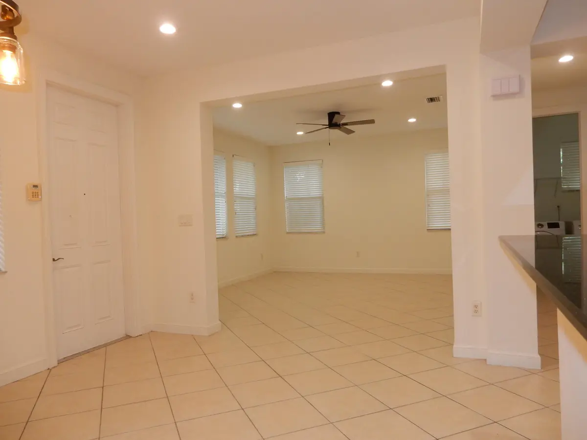 dining room at 661 Corte Madera Lane 2, West Palm Beach