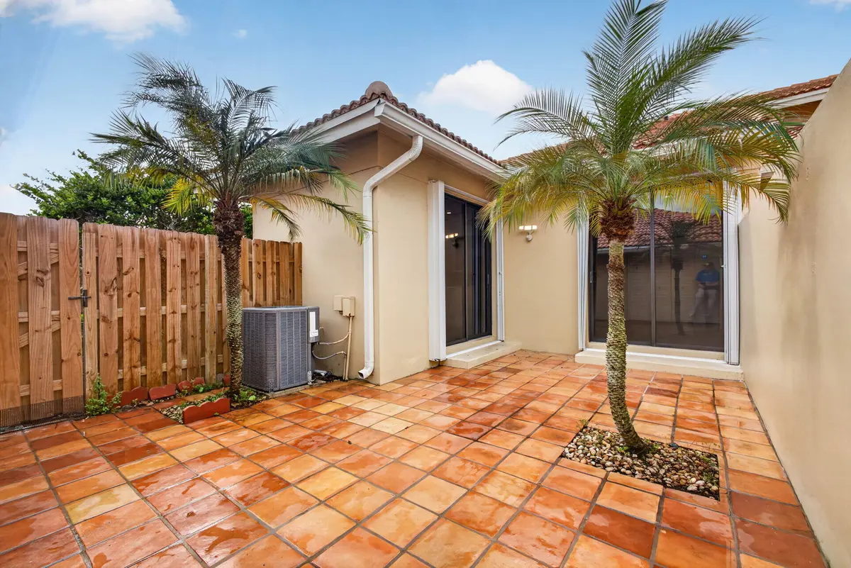03 - Private courtyard at 287 OLD MEADOW Way, Palm Beach Gardens