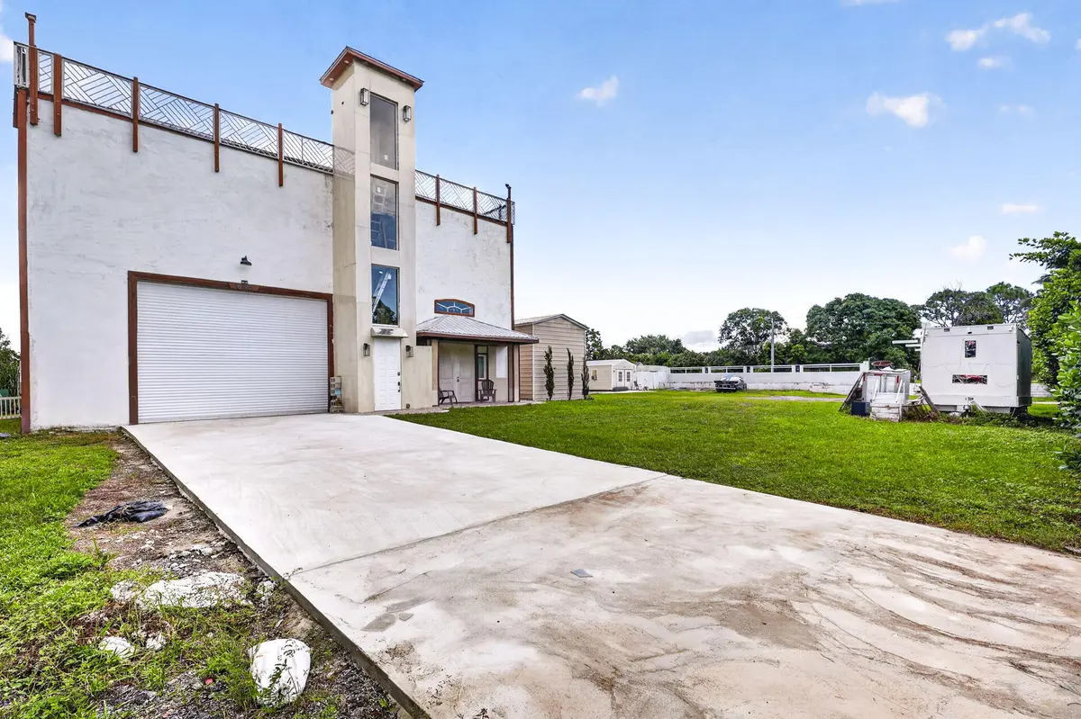 Large Driveway at 16825 89TH Place, The Acreage