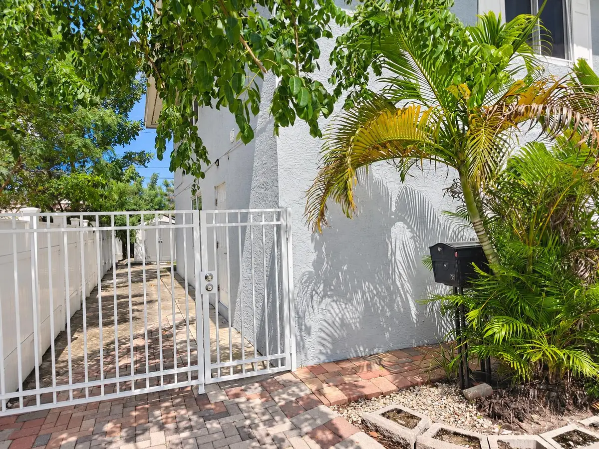 Fence at 425 NOTTINGHAM Boulevard, West Palm Beach