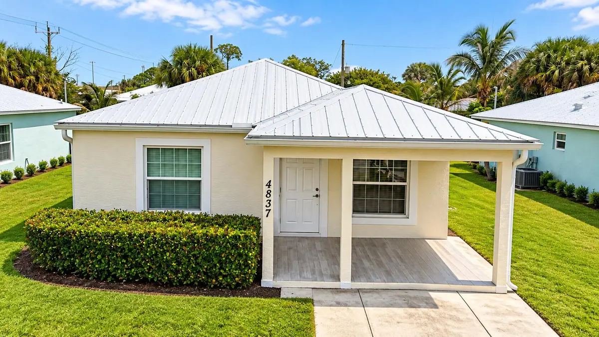Front Entrance at 4837 SE ISABELITA Avenue, Stuart