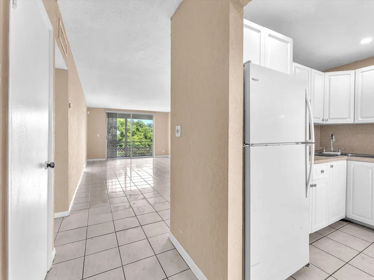Entry Hallway at 5275 NW 10TH Court 401, Plantation