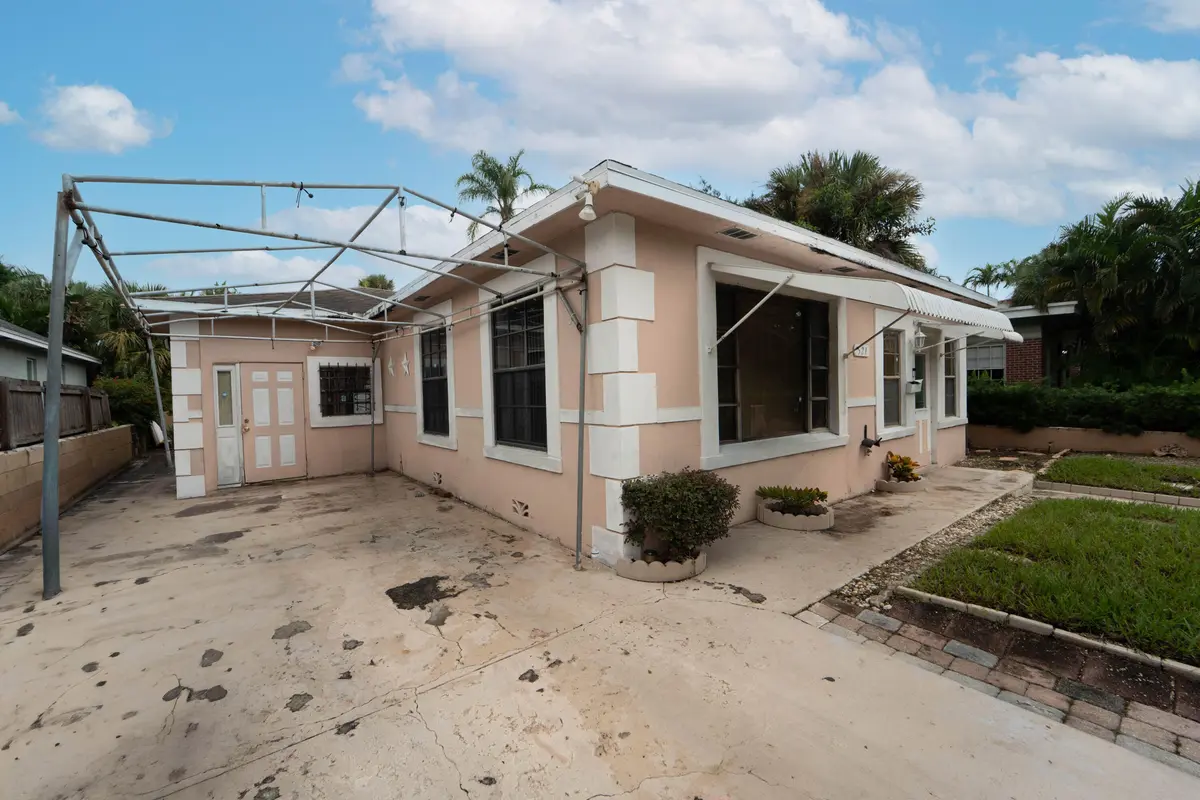 Front Exterior View of Drive-way at 521 26TH Street, West Palm Beach