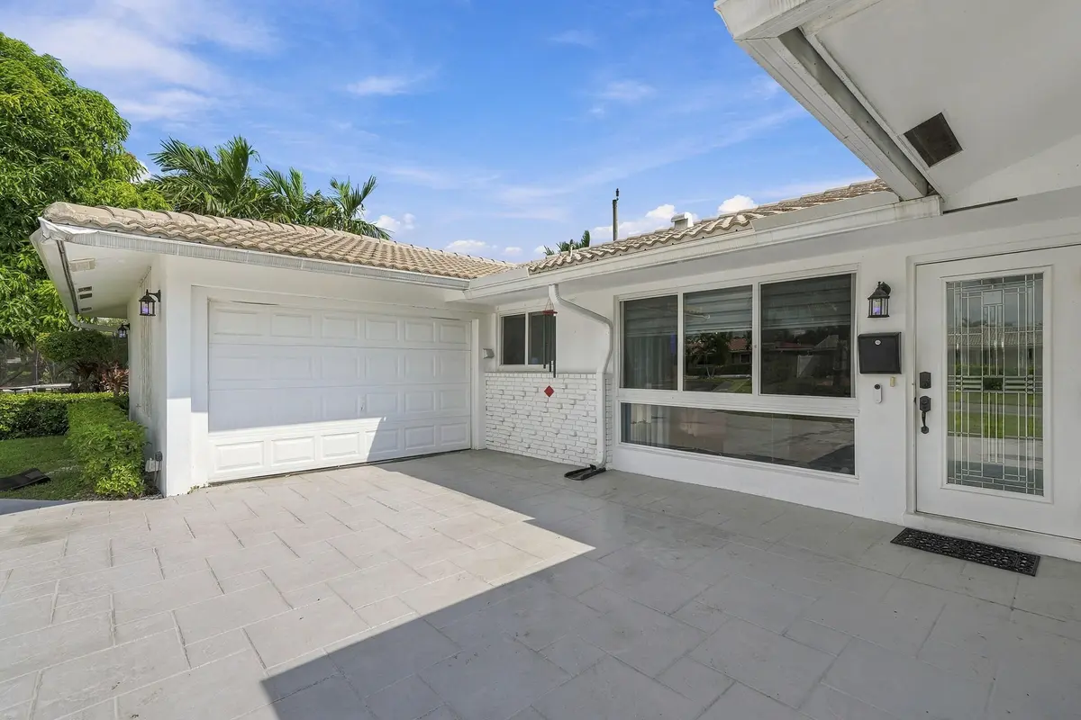 OVVERSIZED ONE CAR GARAGE at 612 NE 24th Avenue, Pompano Beach