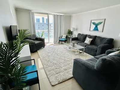 437 GOLDEN ISLES Drive 7G, Hallandale Beach – Condominium for sale