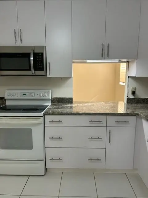 Kichen Pot drawers at 194 LAKE SUSAN Lane, West Palm Beach