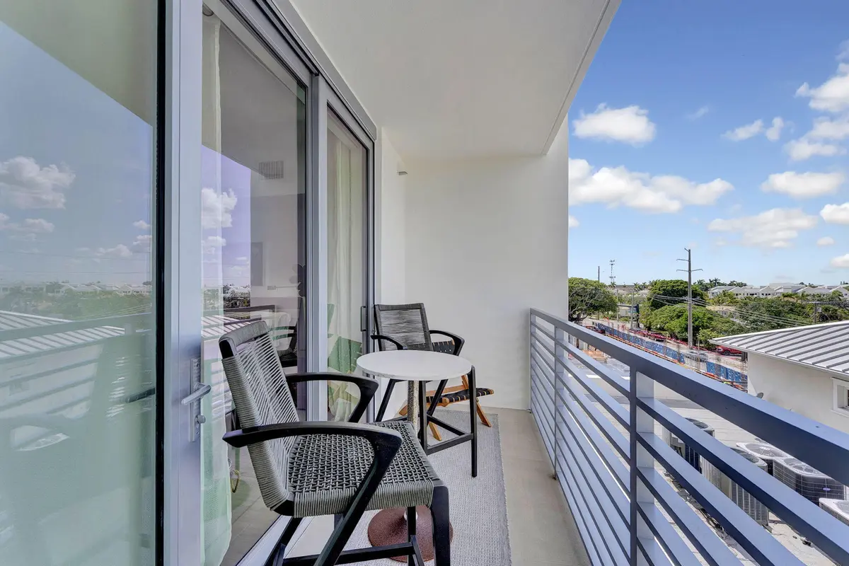 22-web-or-mls-DSC07631 at 111 SE 1ST Avenue 517, Delray Beach