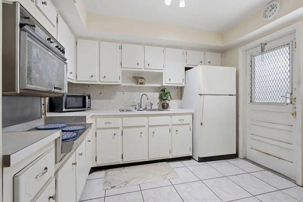 Beatriz kitchen at 3720 Harrison Street 2, Hollywood