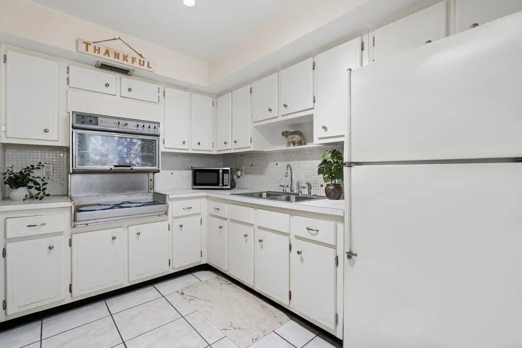 beatriz kitchen 2 at 3720 Harrison Street 2, Hollywood