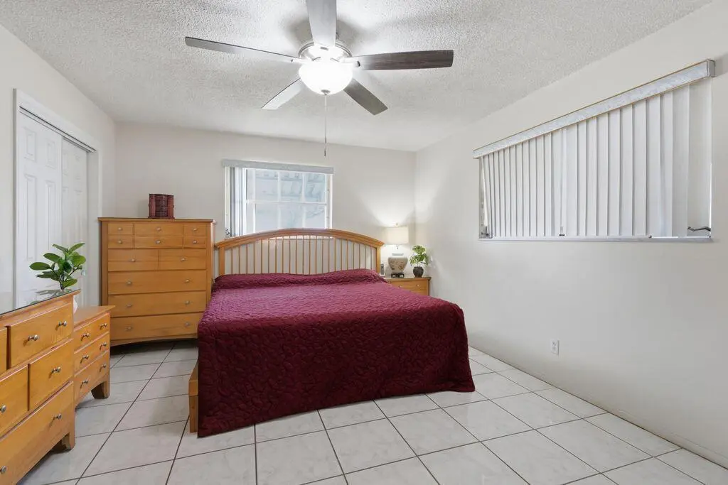 beatriz master bed at 3720 Harrison Street 2, Hollywood