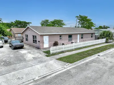 1000 Martin Luther King Junior Boulevard, Riviera Beach – Duplex for sale