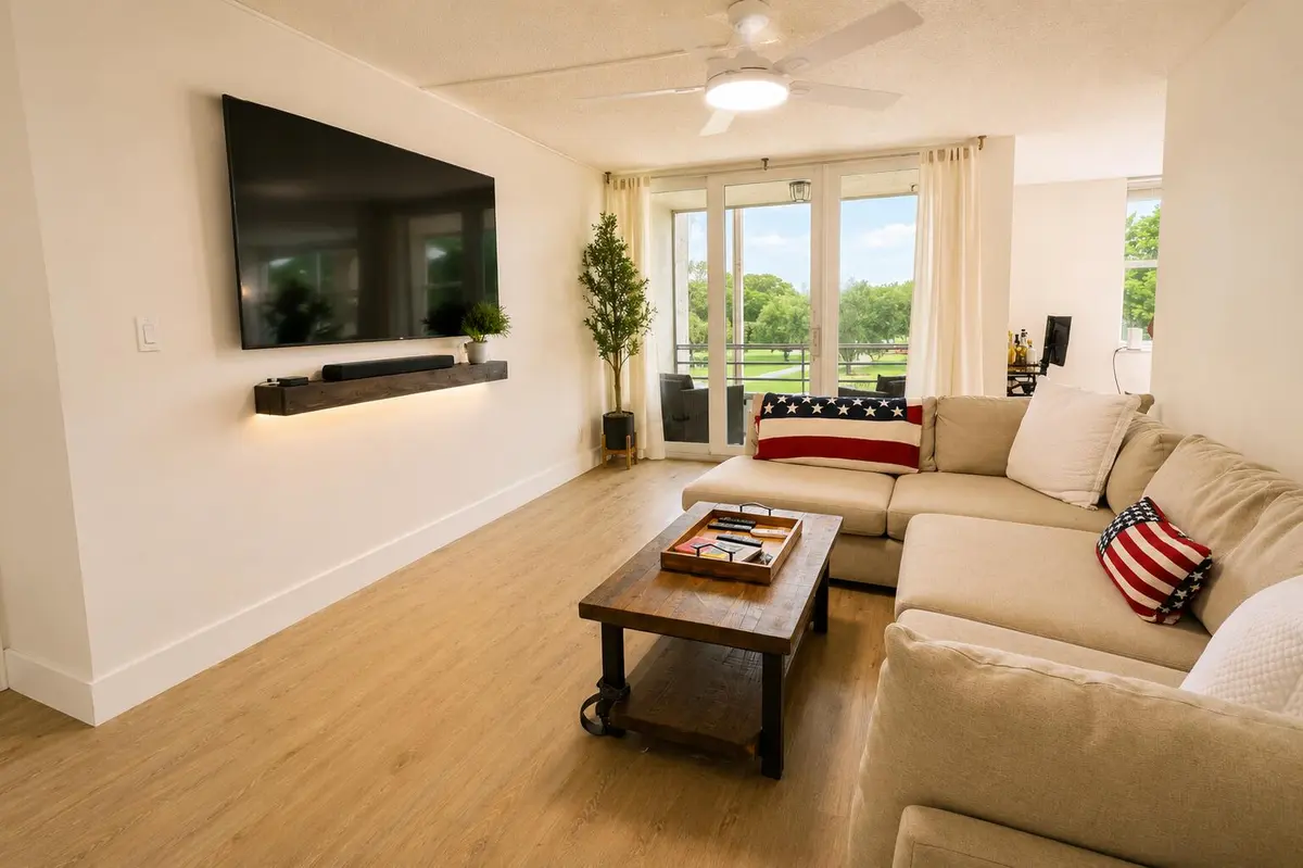 Livning Room at 9491 EVERGREEN Place 307, Davie