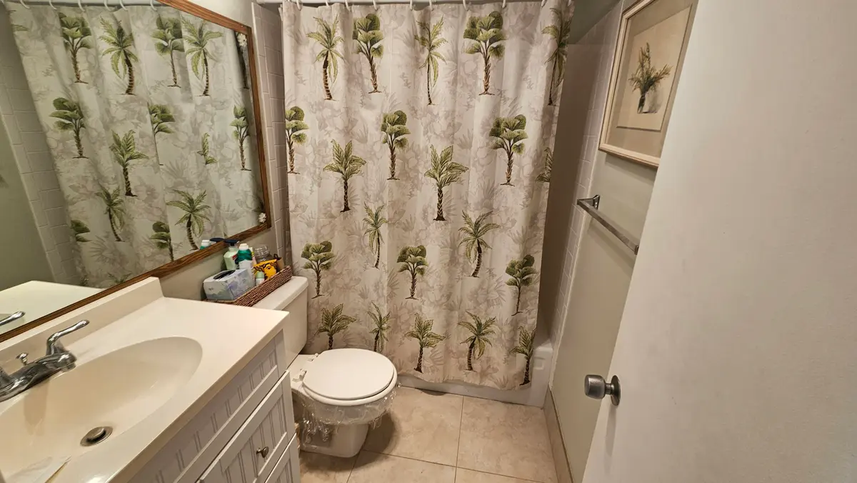 104 master bath at 800 W HORIZONS 104, Boynton Beach