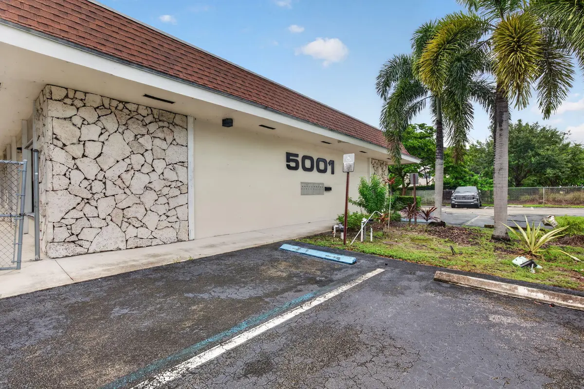 1-web-or-mls-_A7A2711 at 5001 S UNIVERSITY Drive, Davie