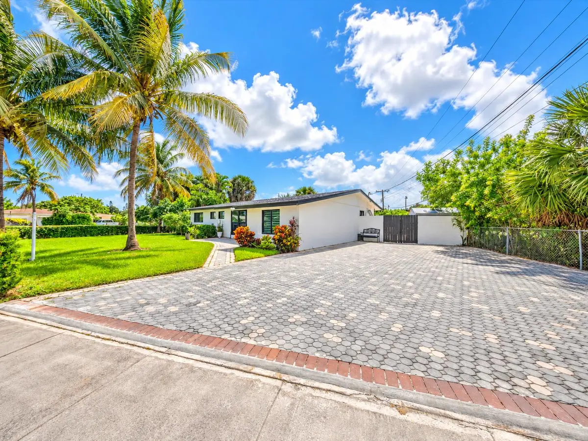 Curb appeal at 5051 NE 6TH Avenue, Deerfield Beach
