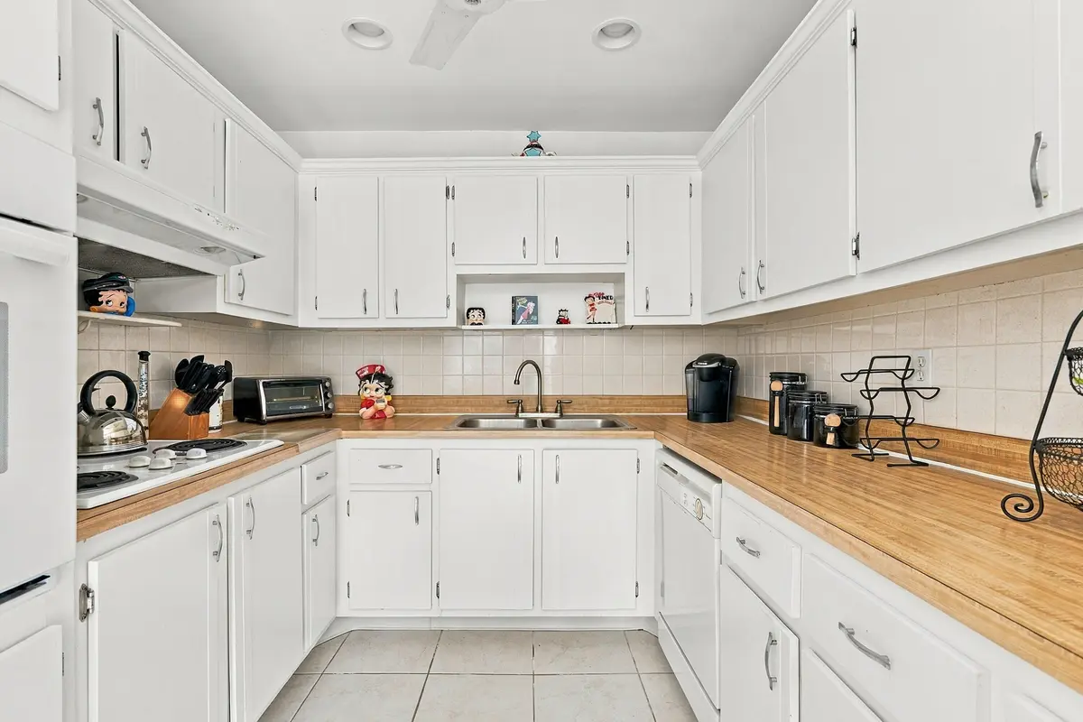 Kitchen Area at 2886 FERNLEY Drive 32, West Palm Beach