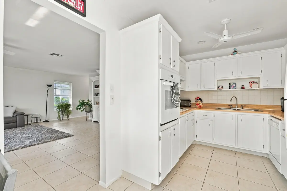 Kitchen Area at 2886 FERNLEY Drive 32, West Palm Beach