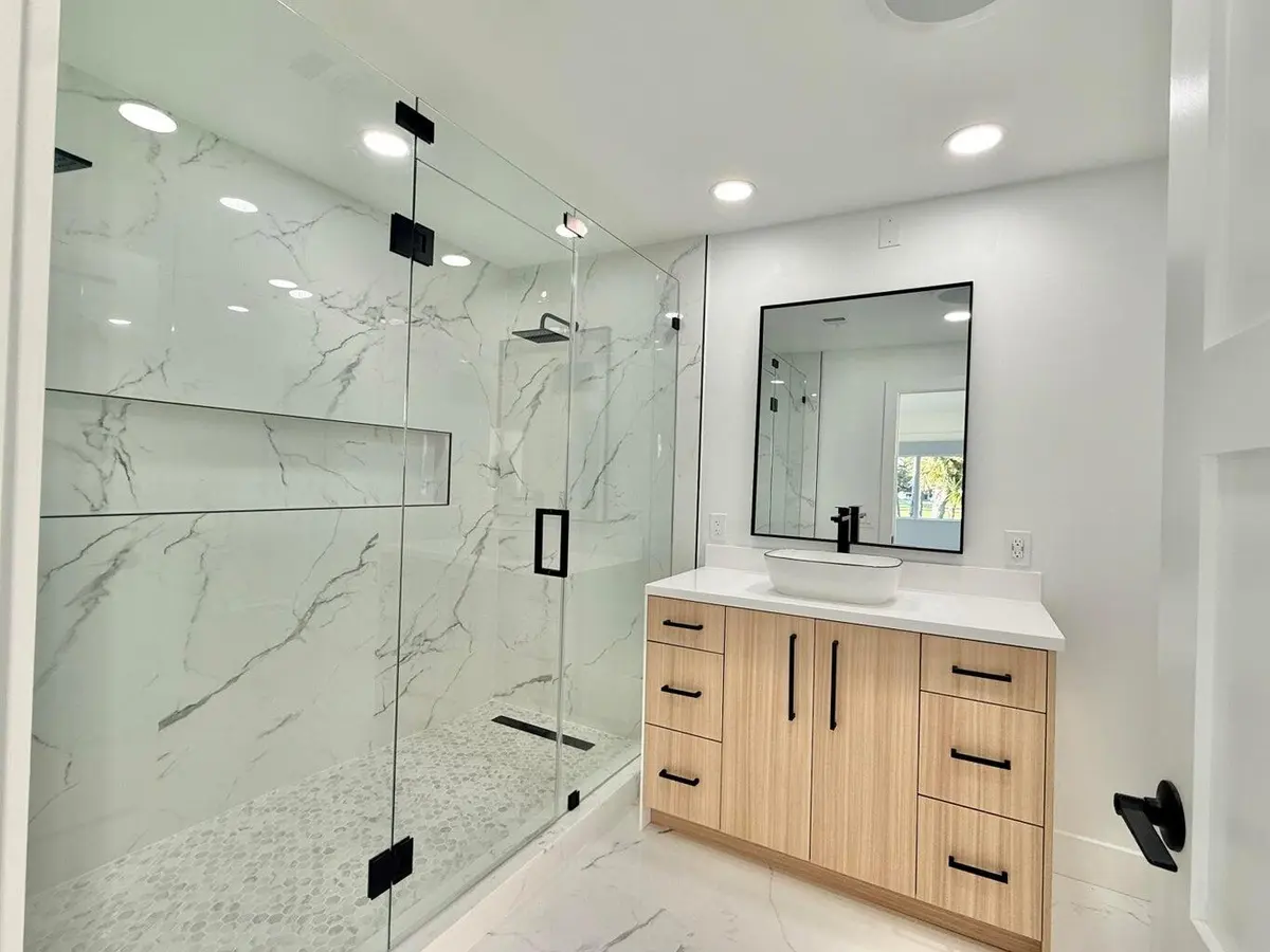 hunters run bathroom at 28 SOUTHPORT Lane B, Boynton Beach