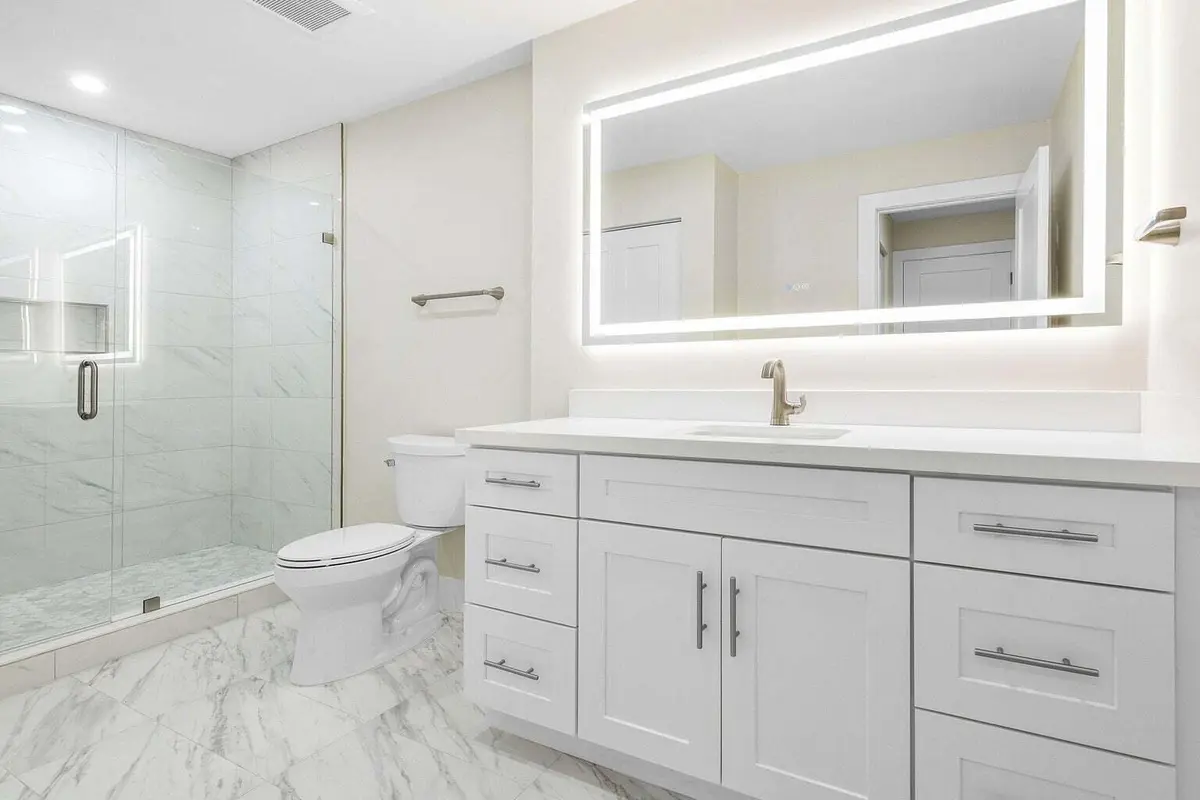 bathroom hunters run at 28 SOUTHPORT Lane B, Boynton Beach