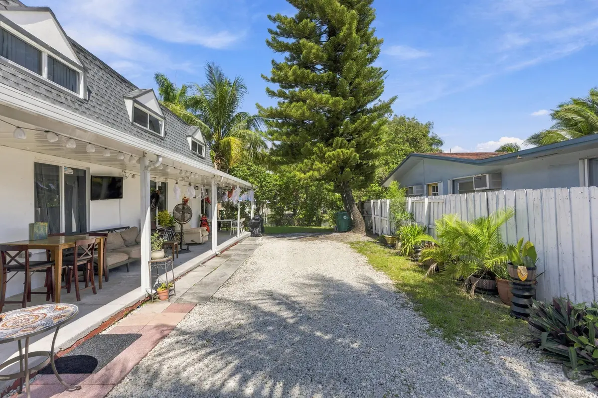 AR Media 20 at 2805 NW 11th Street, Miami