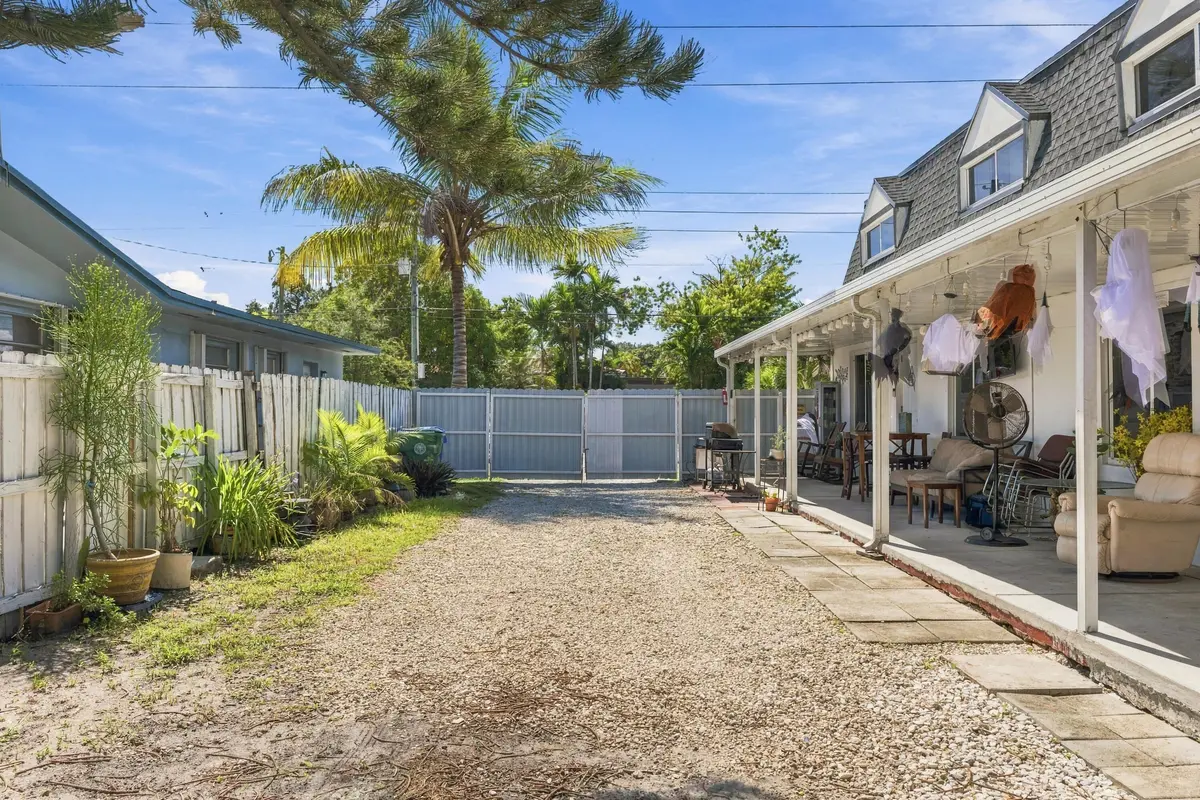 AR Media 22 at 2805 NW 11th Street, Miami