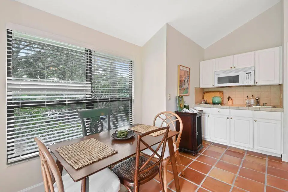 Dining at 11863 Wimbledon Circle 507, Wellington