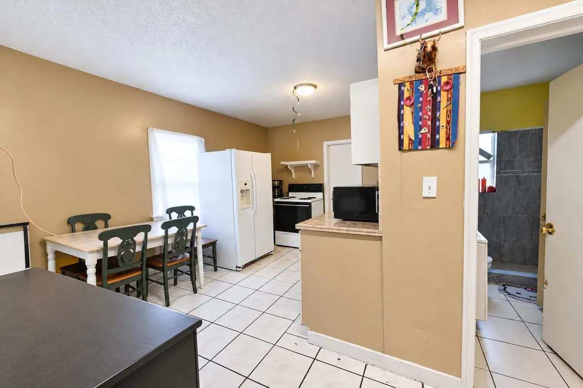 906 dining at 906 S J Street, Lake Worth Beach