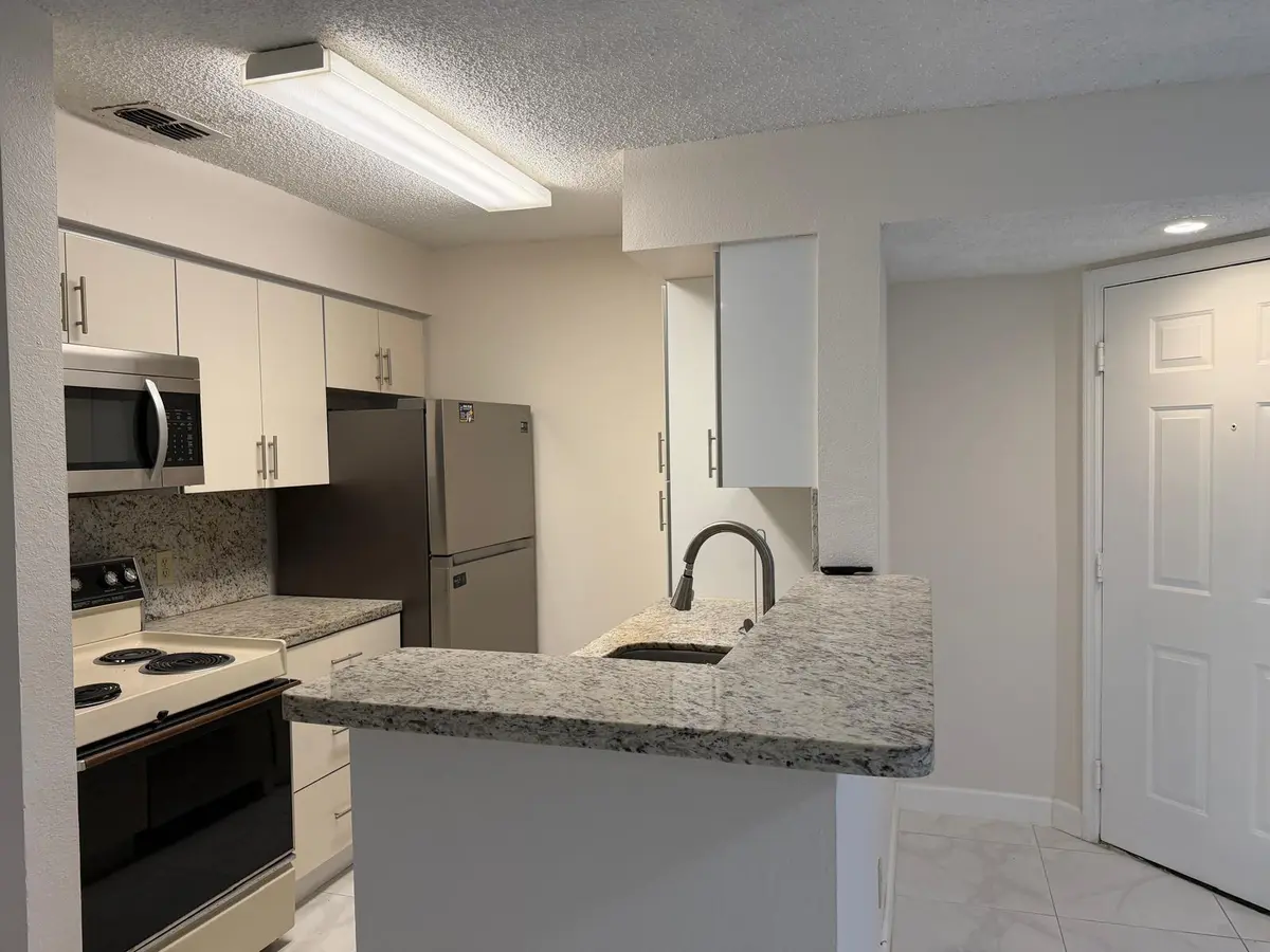 764b7252-db82-44de-b66f-7b87038bfaa7 at 2926 S UNIVERSITY Drive 6105, Davie