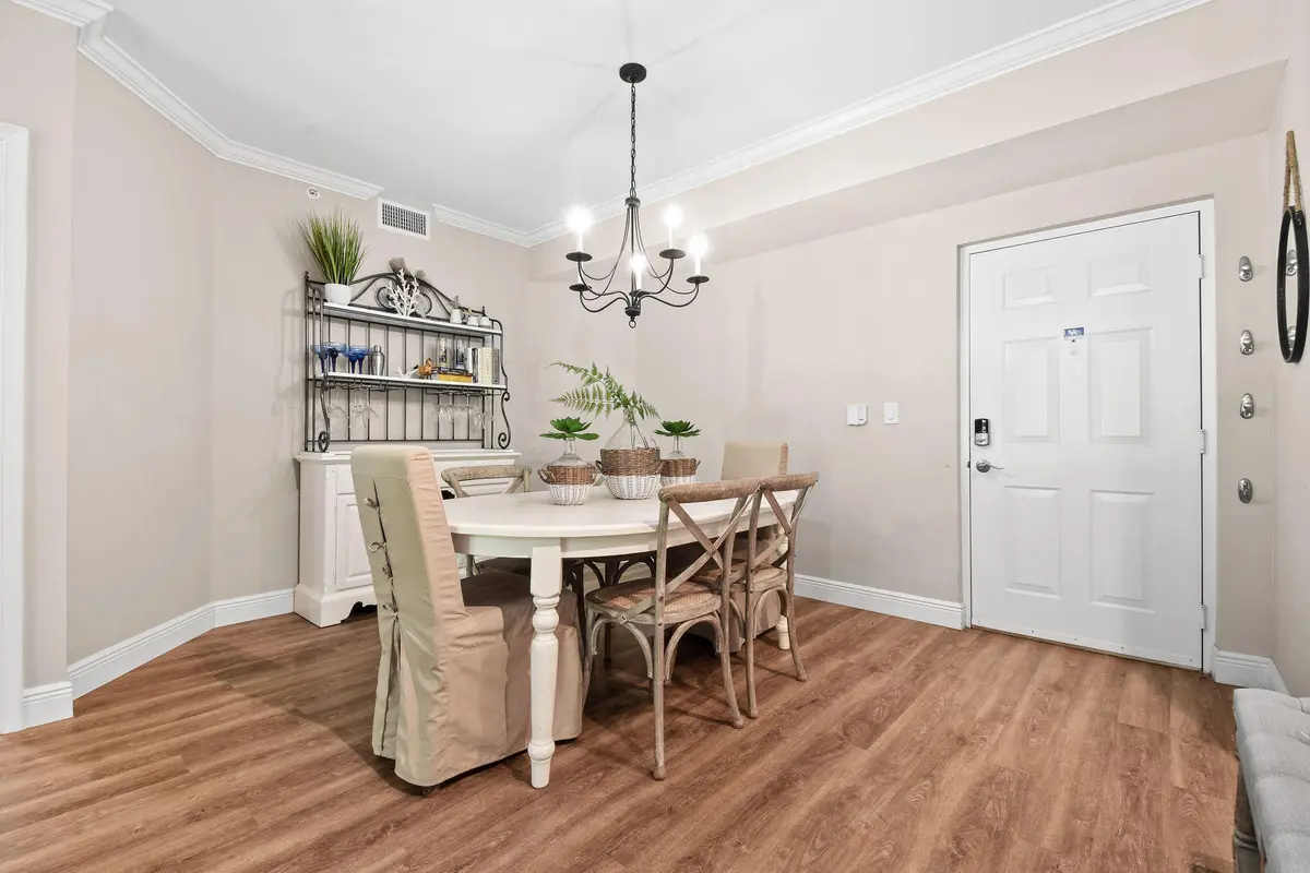 Dining at 11790 SAINT ANDREWS Place 102, Wellington