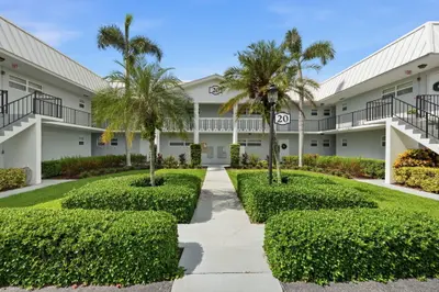 20 COLONIAL CLUB Drive 202, Boynton Beach – Condominium for sale