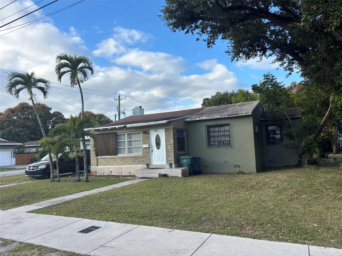 Photo 1 at 1001 NE 33RD Street, Oakland Park