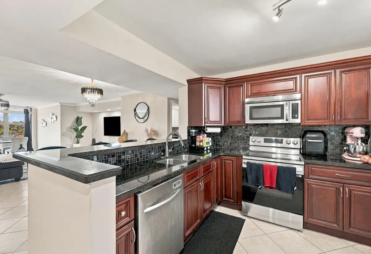 14_dsc_2552_with_tv at 2766 Carambola Circle 305, Coconut Creek