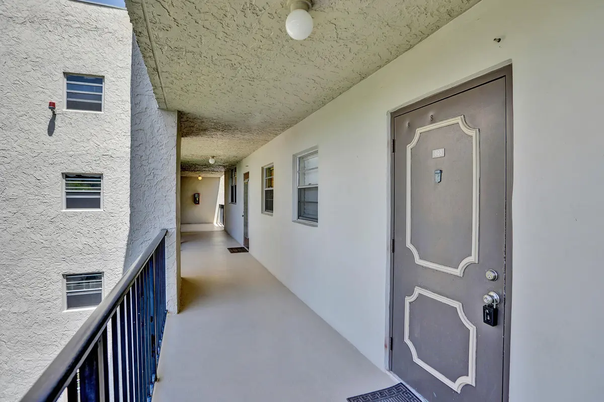 G87A2562 at 9230 LAGOON Place 110, Davie