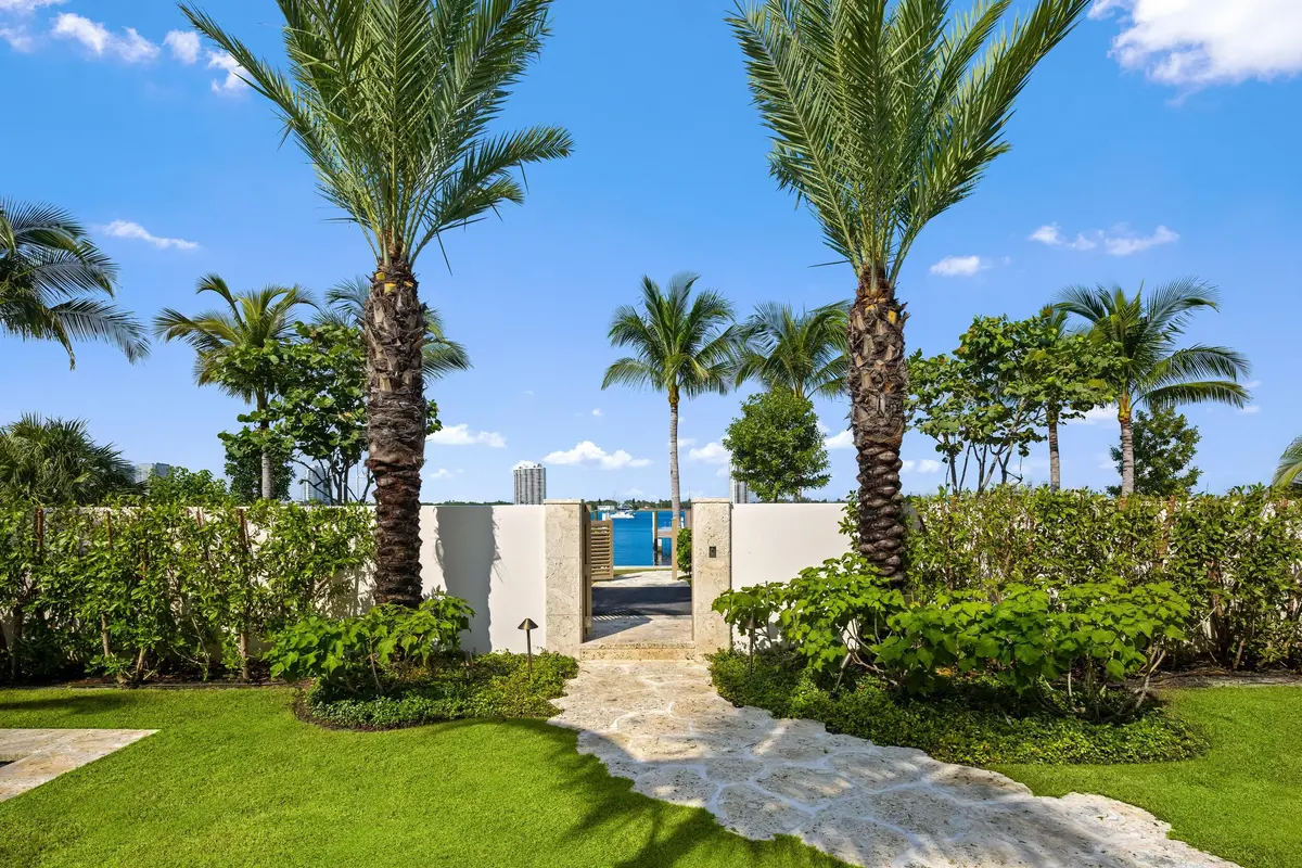 7 - Backyard at 1265 N Lake Way, Palm Beach