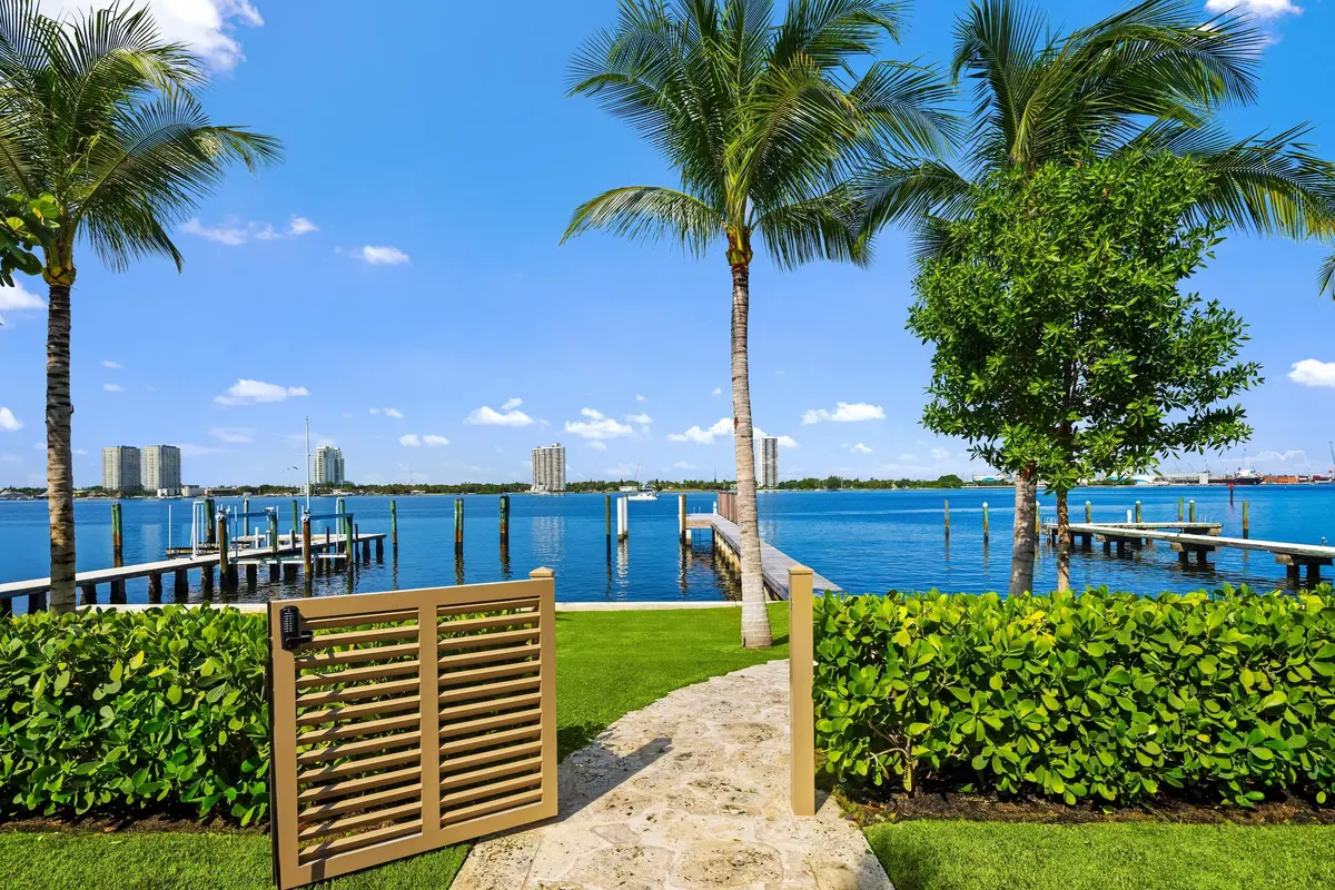 8 - Waterfront at 1265 N Lake Way, Palm Beach