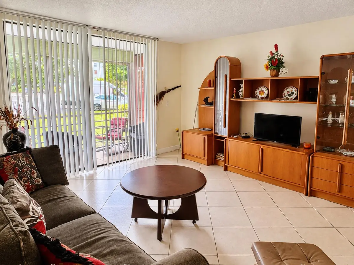 Living Room at 2801 Somerset Drive 106, Lauderdale Lakes