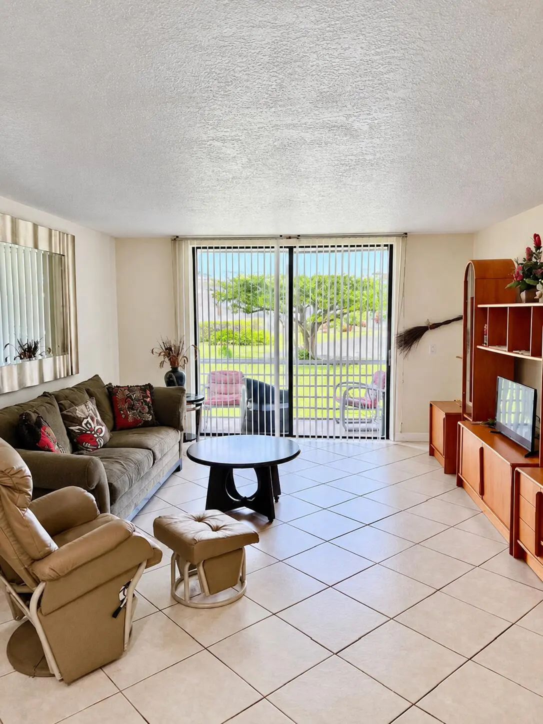 Living area at 2801 Somerset Drive 106, Lauderdale Lakes