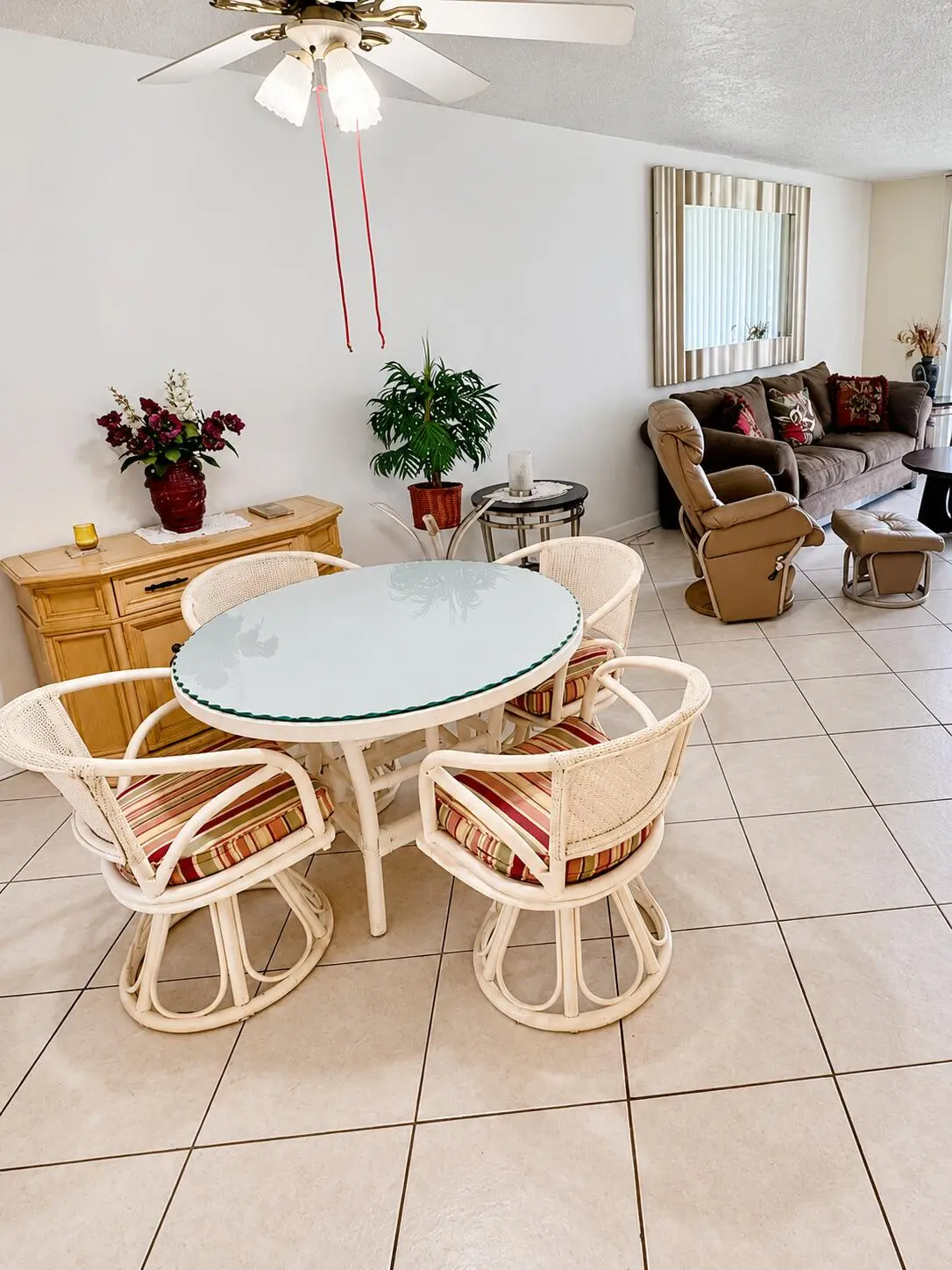 Dining area at 2801 Somerset Drive 106, Lauderdale Lakes