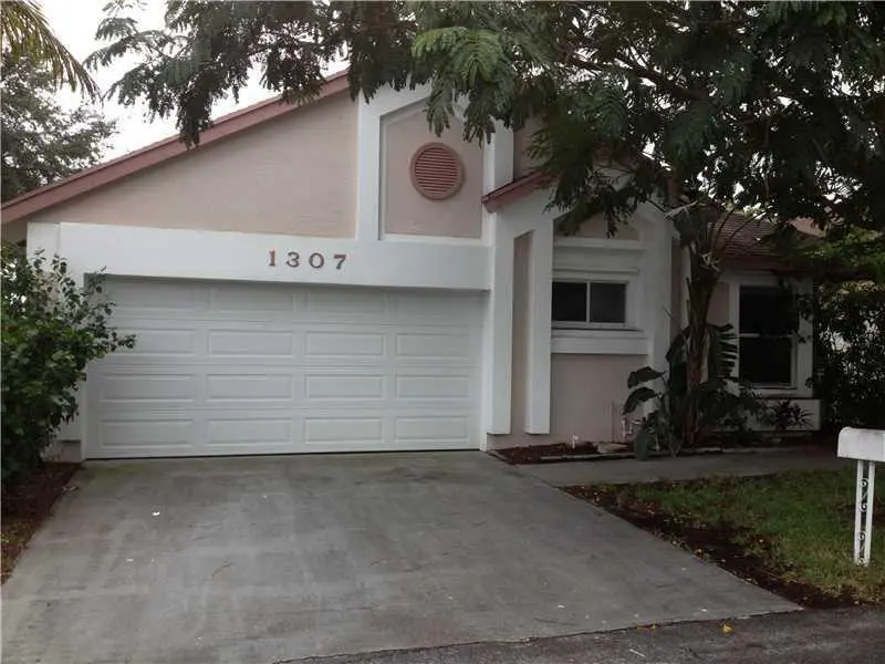 1307 E Glen Oak Road, North Lauderdale, FL – photo 1