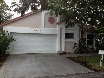 1307 E Glen Oak Road, North Lauderdale – Single Family Residence for sale