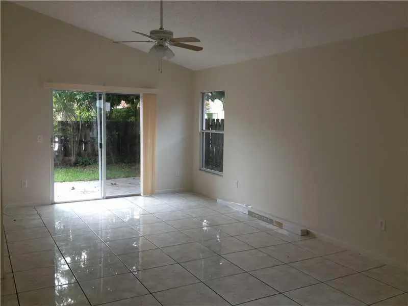 1307 E Glen Oak Road, North Lauderdale, FL – photo 7
