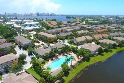 750 Millbrae Court 7, West Palm Beach – Townhouse for rent