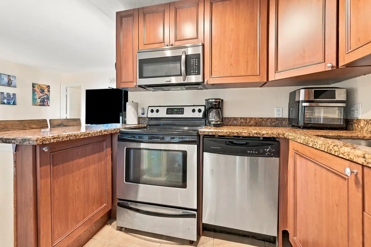 10_dsc_2215_with_tv copy at 2655 NE 8th Avenue Apt 210, Wilton Manors