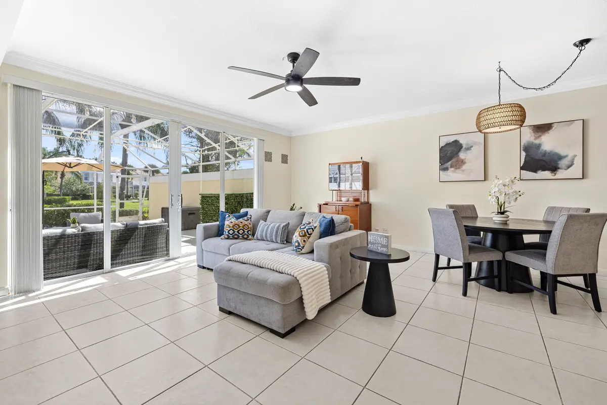 Living room at 154 SANTA BARBARA Way, Palm Beach Gardens