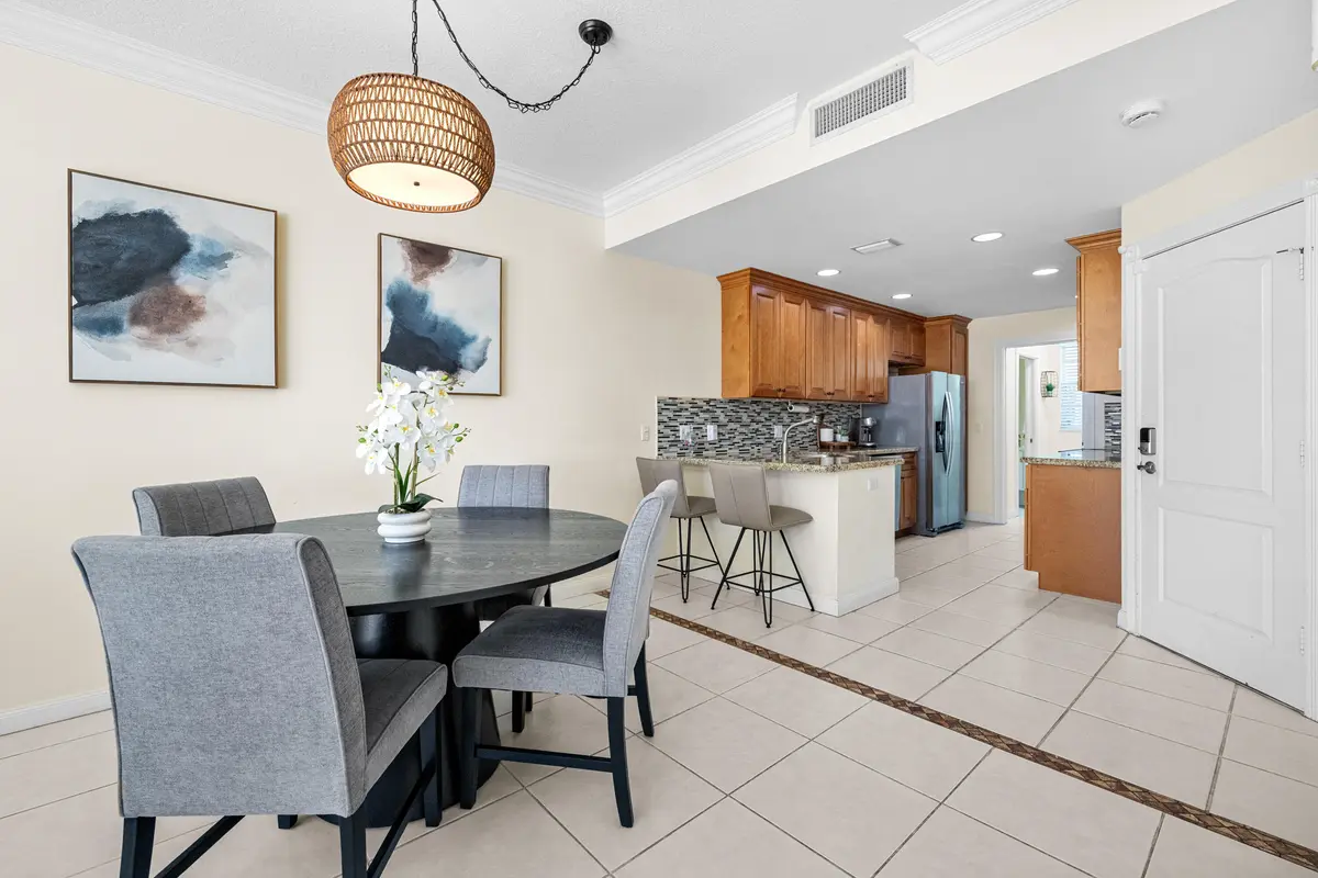 Living room and kitchen at 154 SANTA BARBARA Way, Palm Beach Gardens