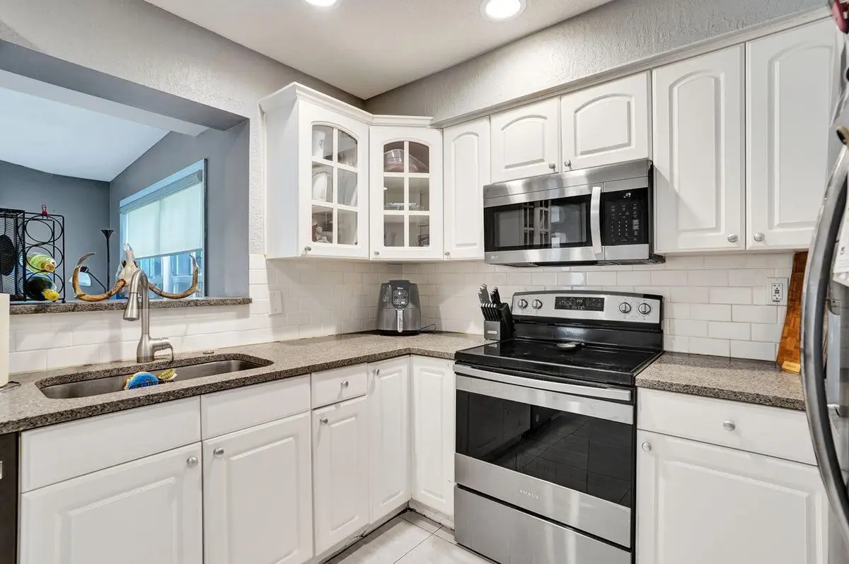 Newer Appliances at 2359 Holly Lane, Palm Beach Gardens