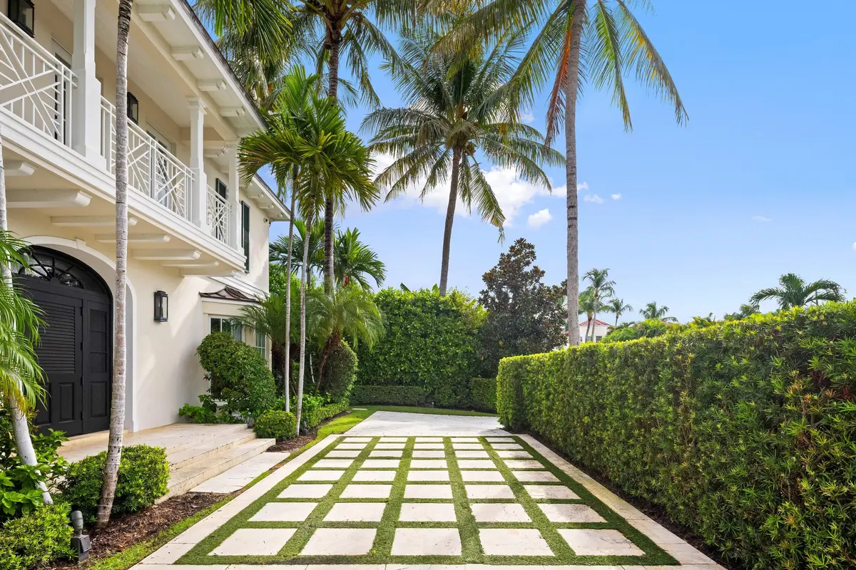 Driveway at 253 Jamaica Lane, Palm Beach