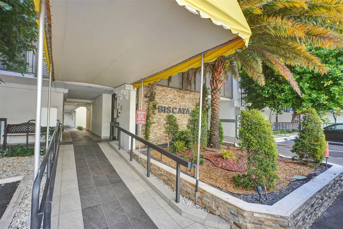 Photo 3 at 20400 W COUNTRY CLUB Drive 118, Aventura