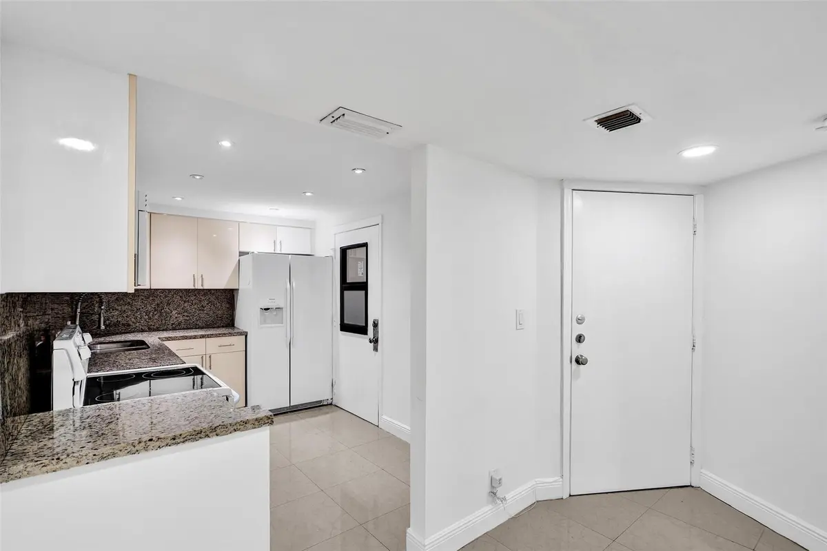 Photo 5 at 20400 W COUNTRY CLUB Drive 118, Aventura